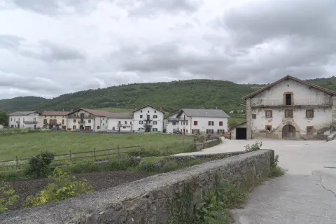 Caseríos tradicionales de Bizkarreta-Gerendiain en el Pirineo navarro, con muros delimitando prados.