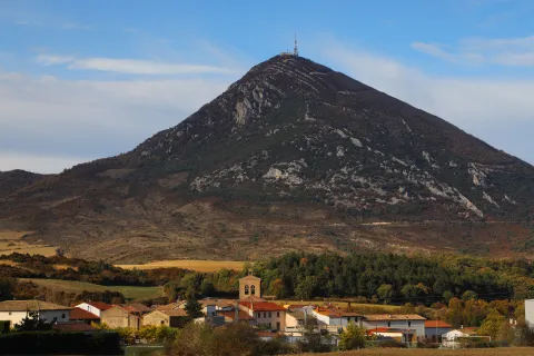 Pueblo de Izagaondoa, destaca en la parte de atrás monte boscoso al trasfondo.