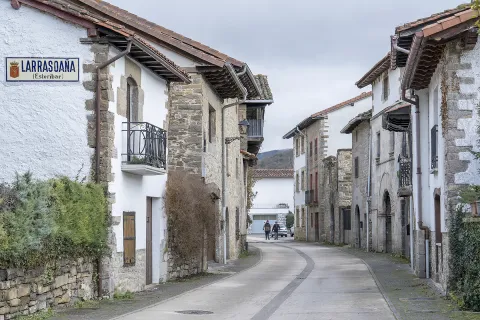 Calle empedrada de Larrasoaña con casas de piedra y arquitectura tradicional pirenaica.