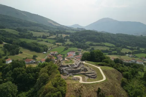 Vista general del pueblo de Amaiur, con conjunto de casas tradicionales y entorno montañoso del valle.