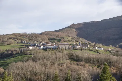 Vista general del paisaje y del pueblo de Arantza, un conjunto de casas tradicionales en un entorno montañoso y boscoso del valle.