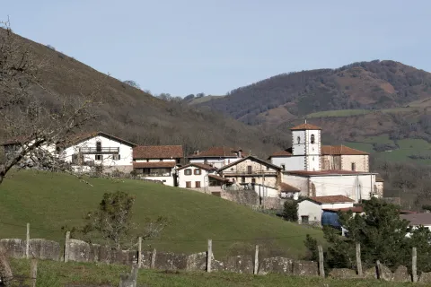 Vista general del paisaje y pueblo de Azpilikueta.
