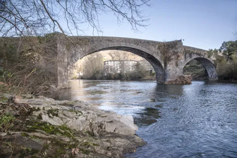 Puente construido encima del rio que pasa por Bera.