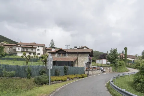Conjunto de casas del pueblo de Sarasibar al lado de la carretera.