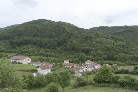 Casas dispersas de Zilbeti en rodeado de bosque y monte.