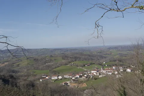 Vista panorámica de Zugarramurdi rodeado de paisaje rural