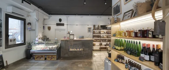 Interior de tienda de quesería Ekia