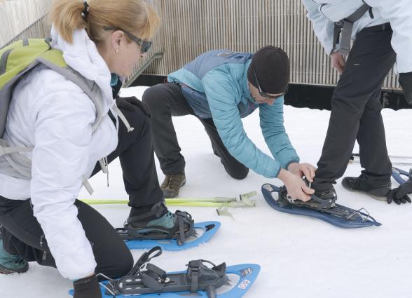 en equipamiento de raquetas de nieve sobre nieve en Larra Belagua, Pirineo navarro, durante actividad invernal guiada.