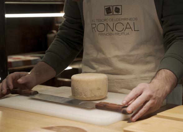 Maestro quesero del Valle de Roncal elaborando queso artesanal del roncal en quesería Ekia, Pirineo de Navarra.