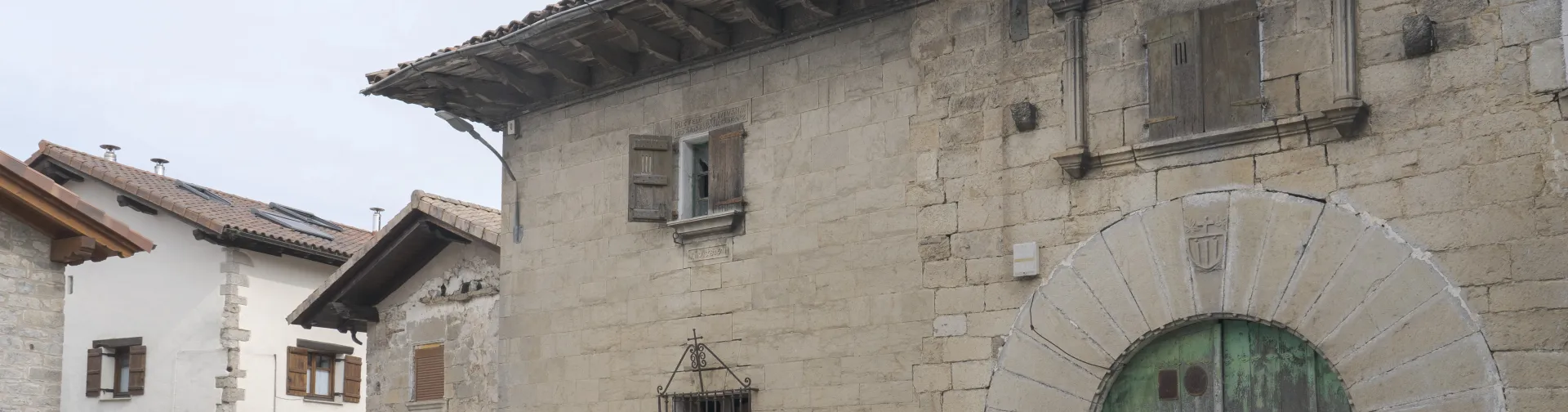 Casa-palacio de piedra sillar y alero de madera en Ardaitz, Pirineo navarro.