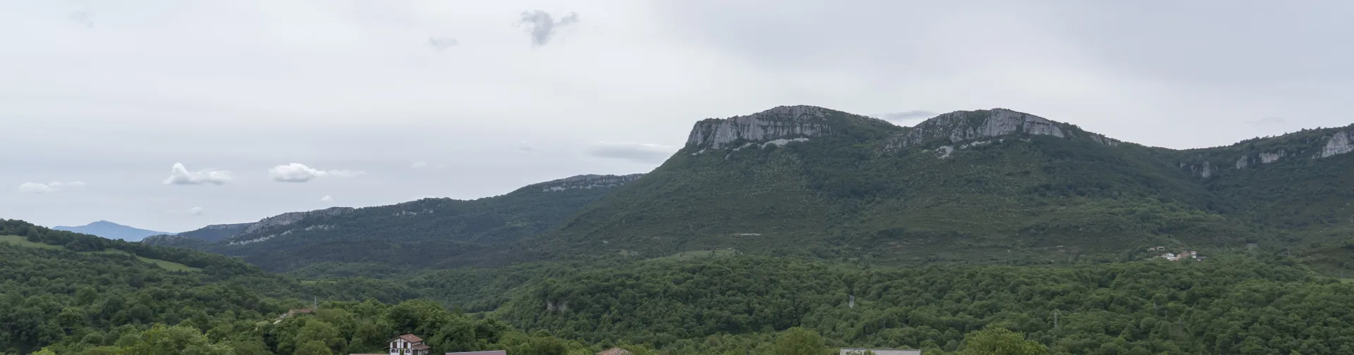 Valle pirenaico con caseríos dispersos en Arrieta.