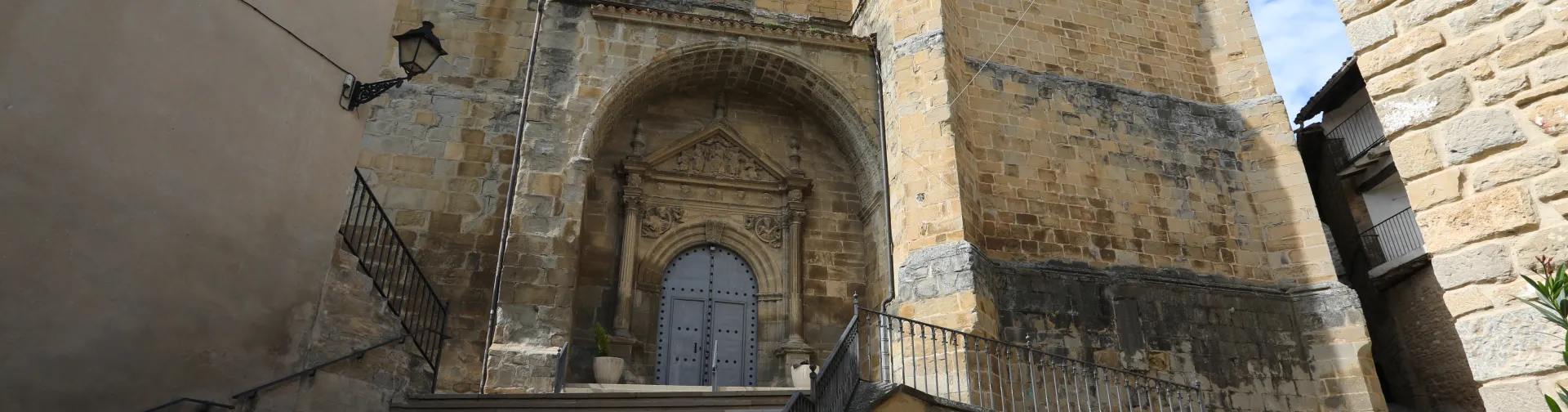 Iglesia de Ntra. Sra. de La Asuncion en Caseda con portada  y escalinata de acceso.