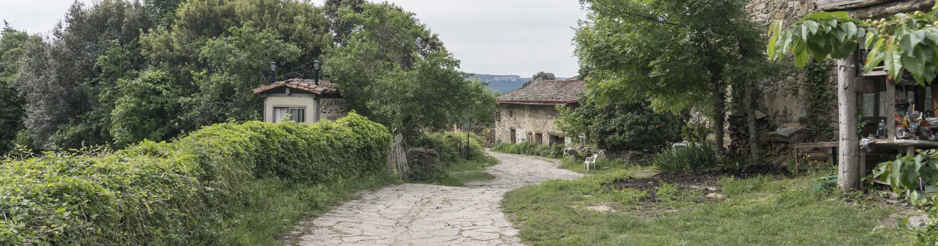 Camino empedrado y constucciones adjacentes de piedra en Lacabe.