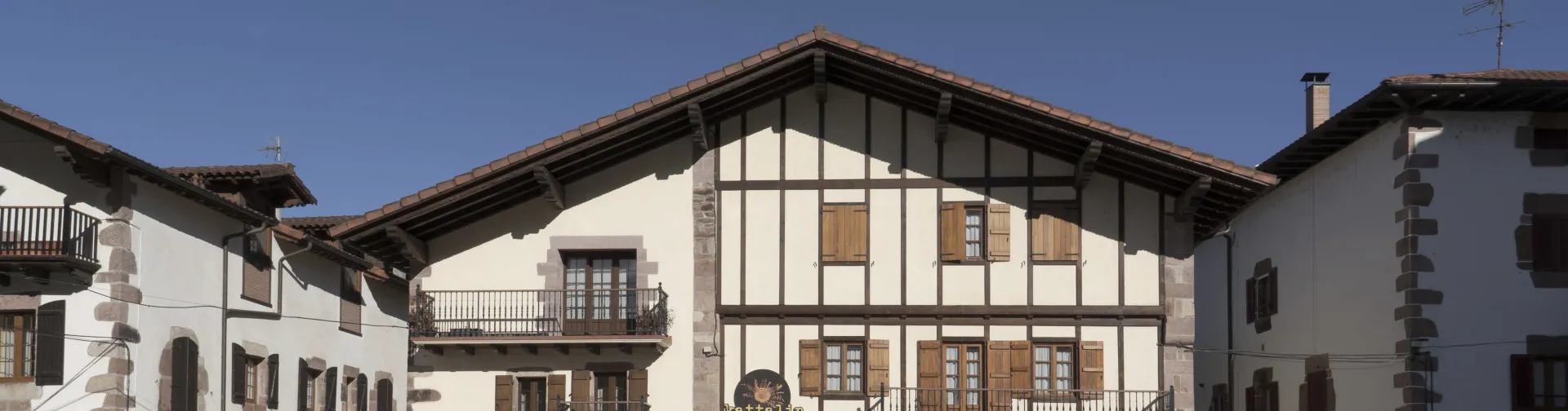 Fechada de un albergue tradicional vasco de Legasa.