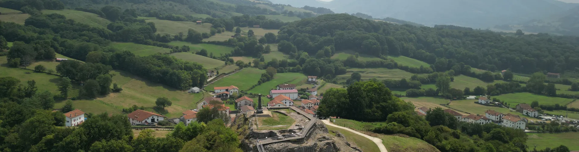 Vista general del pueblo de Amaiur, con conjunto de casas tradicionales y entorno montañoso del valle.