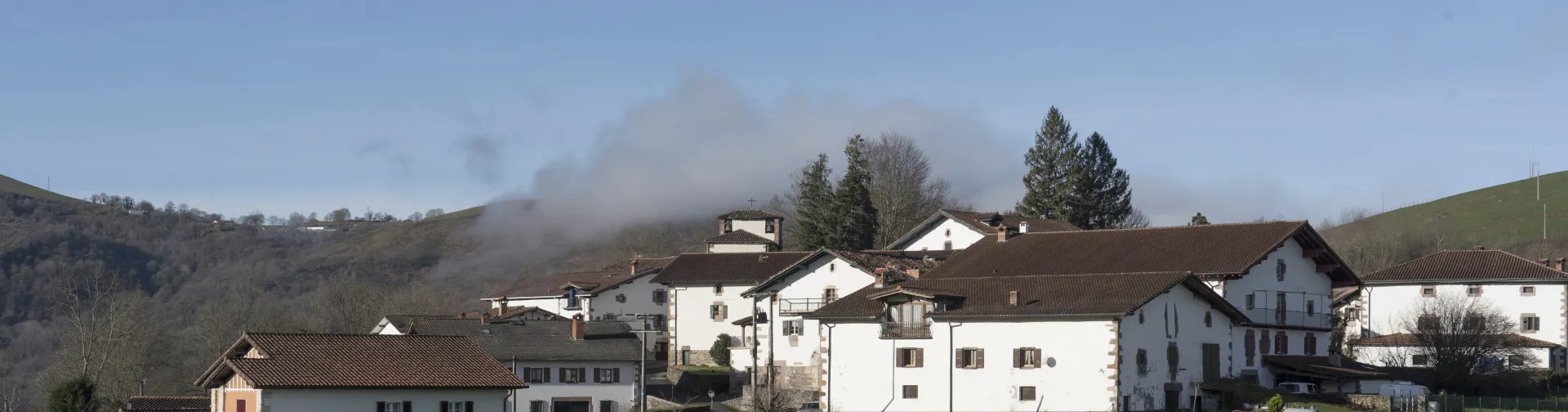 Vista general del pueblo de Aniz, un conjunto de casas tradicionales blancas.