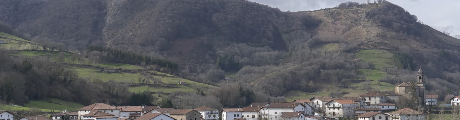 Vista general del paisaje y pueblo de Beintza-Labaien.