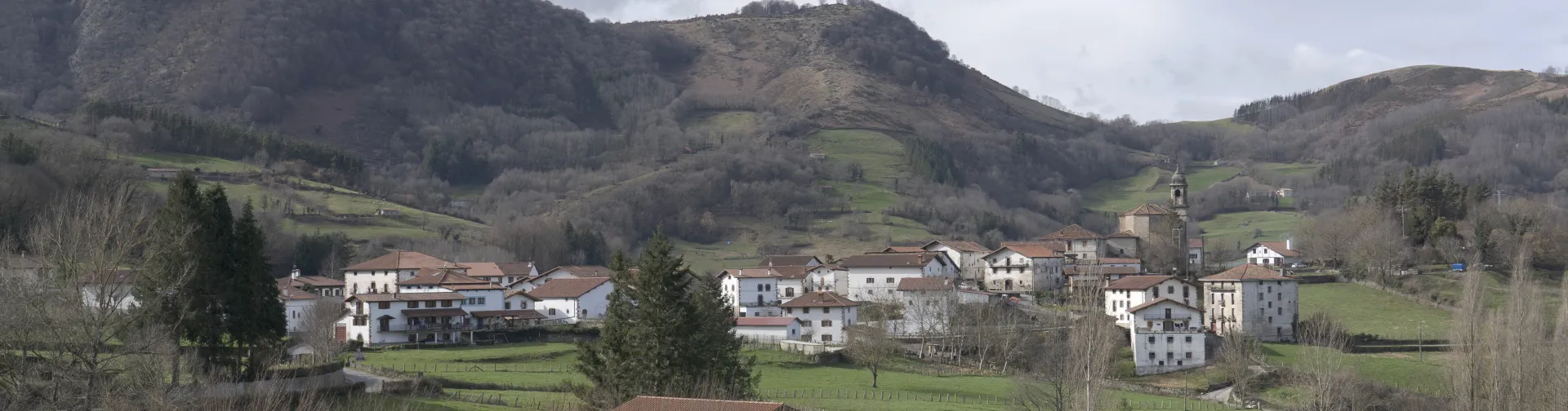 Vista general del paisaje y pueblo de Beintza-Labaien.