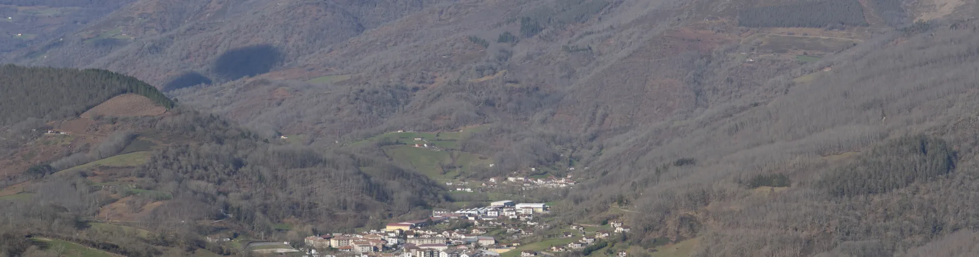 Vista general del paisaje y pueblo de Doneztebe.