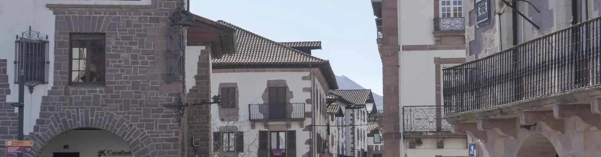 Calle que lleva al ayuntamiento de Elizondo.