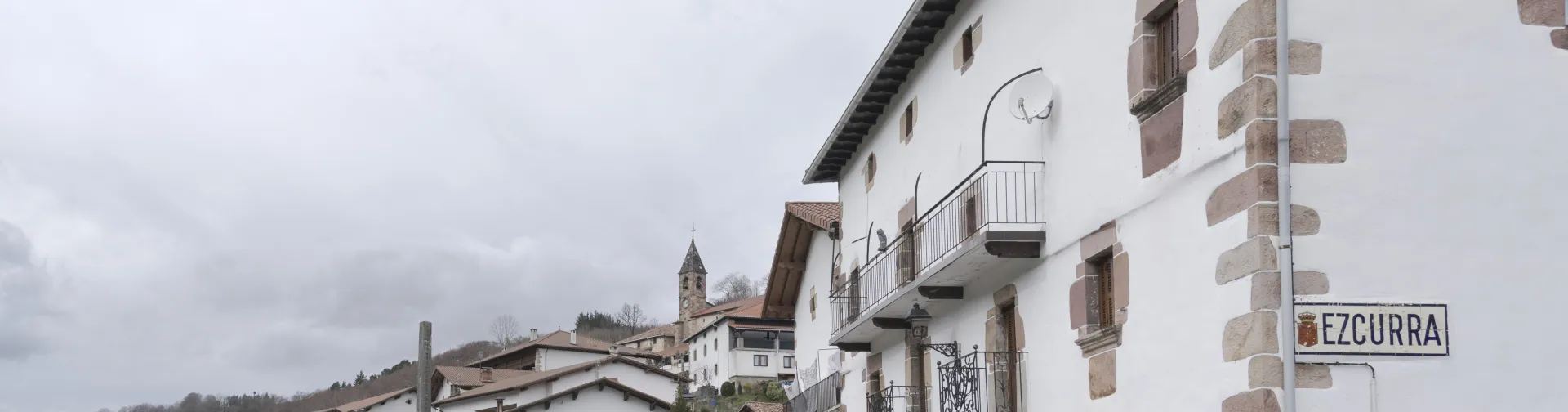 Vista general del pueblo de Ezkurra.