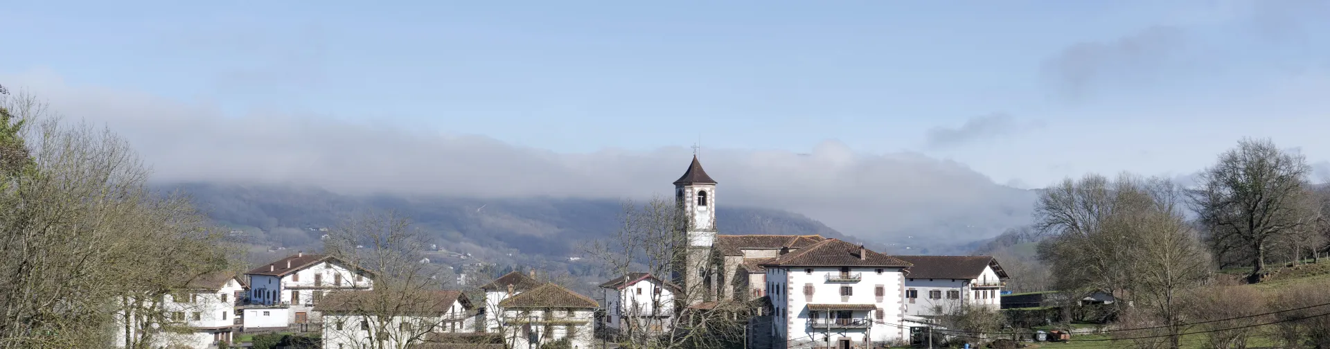 Vista general del paisaje y pueblo de Gartzain.