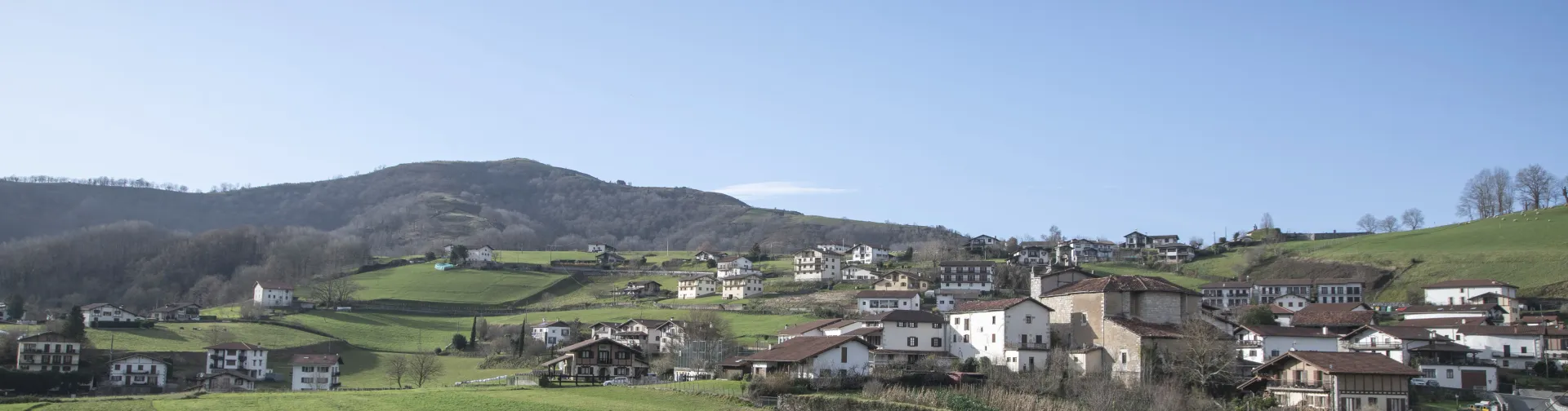 Vista general del paisaje y pueblo de Igantzi.