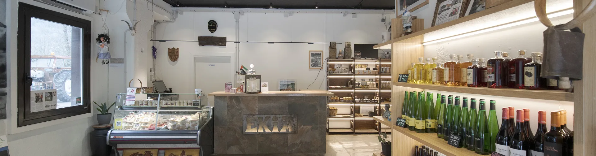 Interior de tienda de quesería Ekia