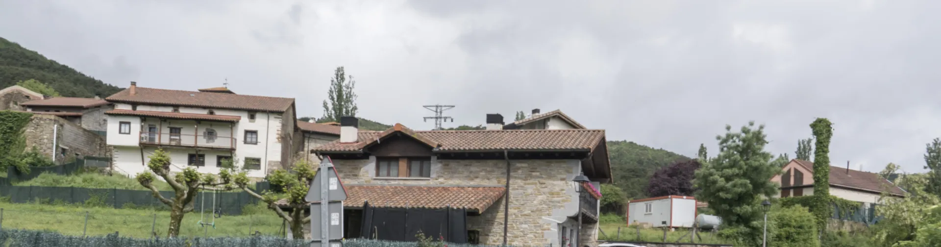 Conjunto de casas del pueblo de Sarasibar al lado de la carretera.