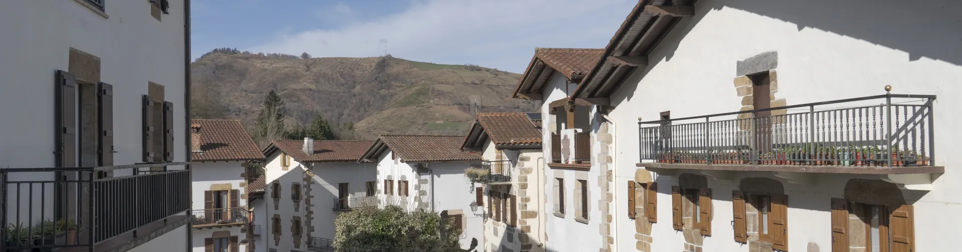 Vista de Urroz desde elevación mostrando casas de arquitectura vasca.