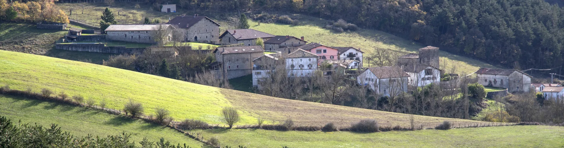 Pueblo de Atez rodeado de bosques y prados en el valle.