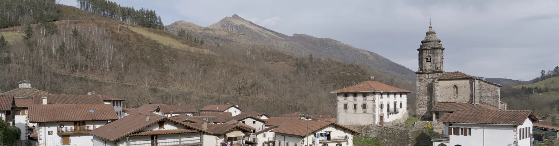 Vista panorámica de Zubieta con iglesia y entorno montañoso