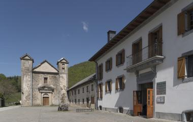 Exterior, fachada de Kultur Ola, exposicion de Aezkoa en la Fabrica de Armas de Orbaizeta.