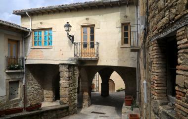Calle de Aibar con casas y arquitectura tradicional de la comarca.