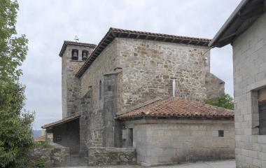 Iglesia  rural de piedra con torre campanario en Aintzioa, Pirineo navarro.