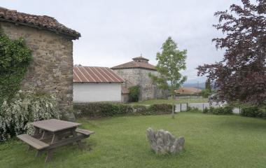 Jardín  y zona de picnic en Aintzioa con iglesia al fondo.