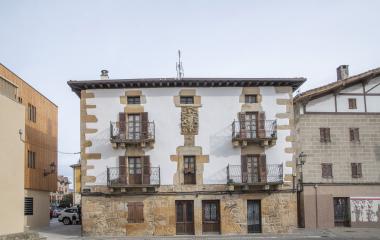 Fachada de casa tradicional vasca con escudo de piedra en el centro en Altsasu.