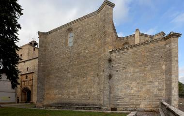 Iglesia de piedra de estilo romanico en Aoiz, con torre campanario.