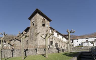Iglesia de piedra con arquitectura romanica en Arano.