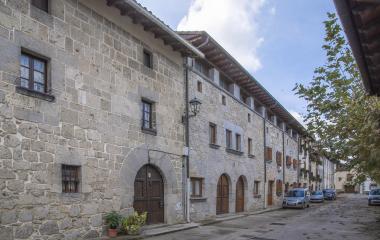 Fachadas de piedra en calle empedrada de Arruazu, arquitectura tradicional navarra.
