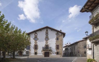 Fachada blanca de una casa en la plaza de Arruazu, arquitectura tradicional navarra.
