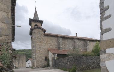 Iglesia de piedra con torre campanario en Bizkarreta-Gerendiain, Pirineo navarro.