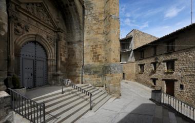 Iglesia de Ntra. Sra. de La Asuncion en Caseda con portada  y escalinata de acceso.