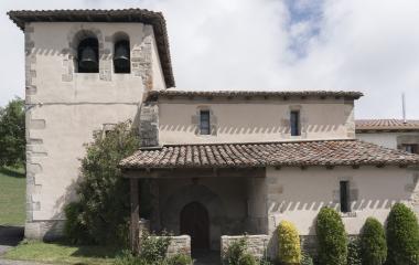 Iglesia de Errea (Pirineo) con campanario de dos vanos y tejado de teja curva característica del norte navarro.