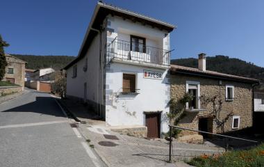 Casa tradicional en el concejo de Ayesa, en el municipio de Ezprogui, rodeada de arquitectura tradicional de piedra.