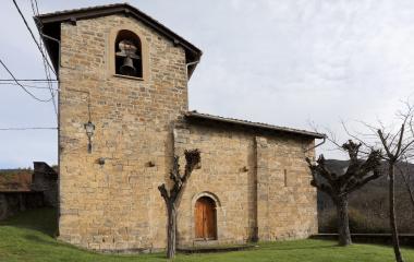 Iglesia pequeña de piedra en Gallues.