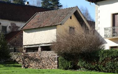 Un horreo, construcción agrícola tradicional, de piedra en Garralda, entre casas tradicionales.
