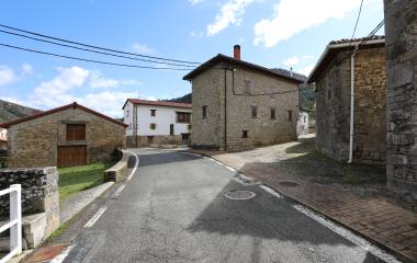 Calle empedrada de Guesa con casas de piedra tradicionales.