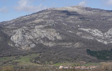 Pueblo de Irañeta en valle con montes calizos al fondo.