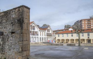 Ayuntamiento y plaza principal de Irurtzun con arquitectura moderna y tradicional.